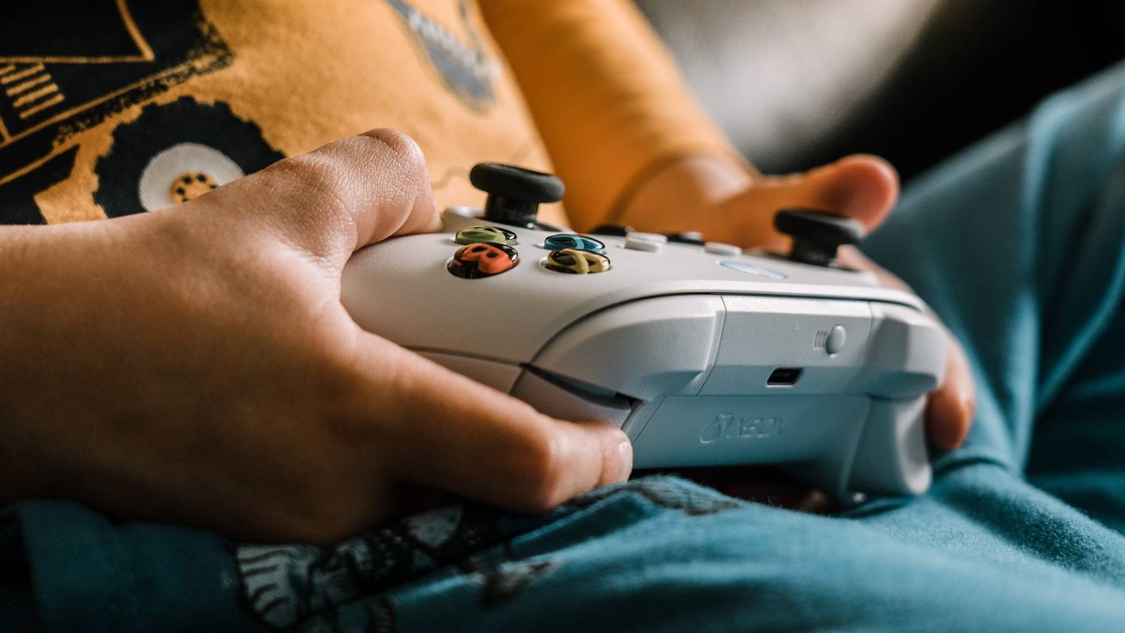 xbox-gamer-hooks-up-controller-to-car-battery-charger