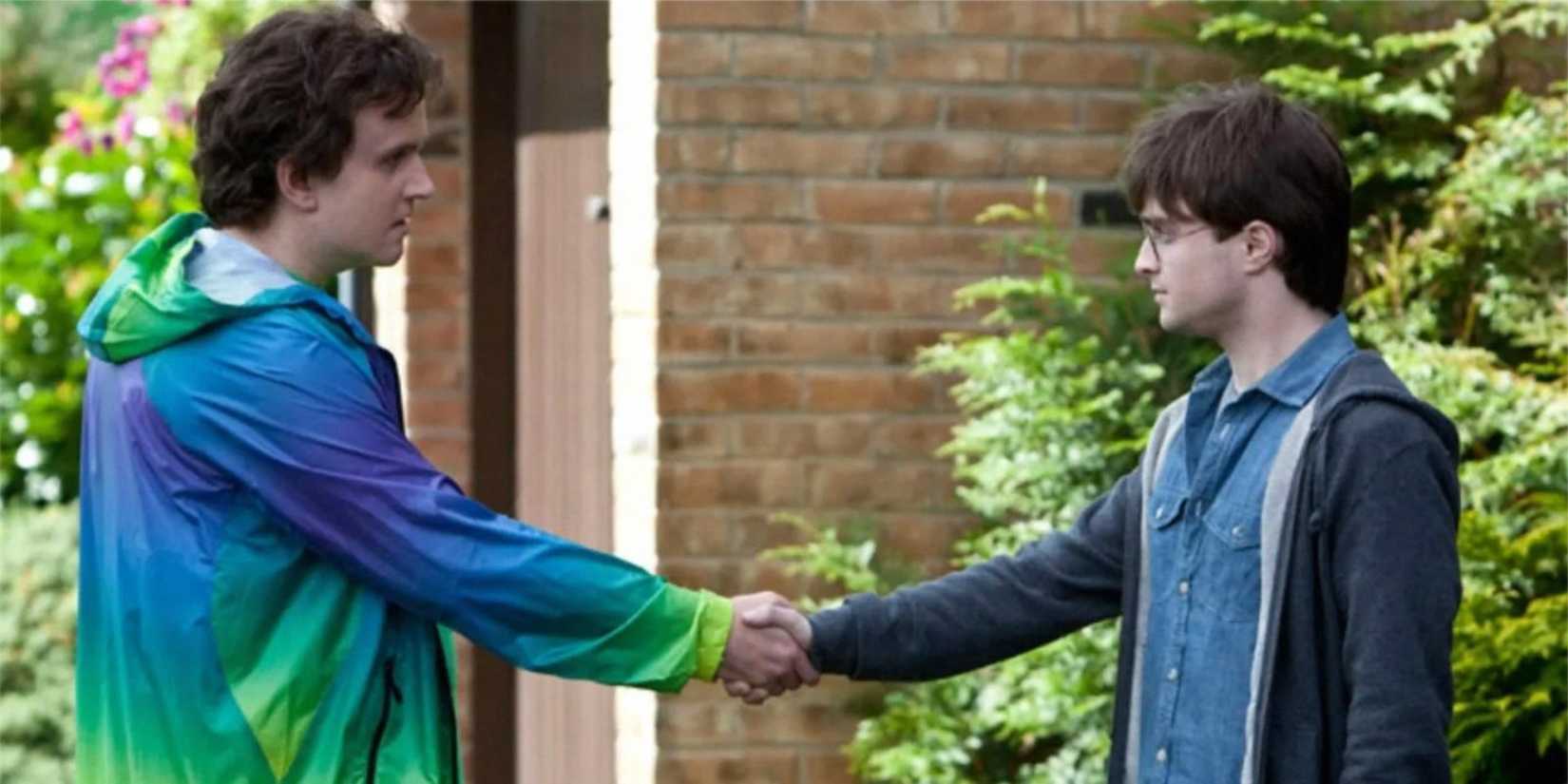Dudley and Harry shake hands in Harry Potter.