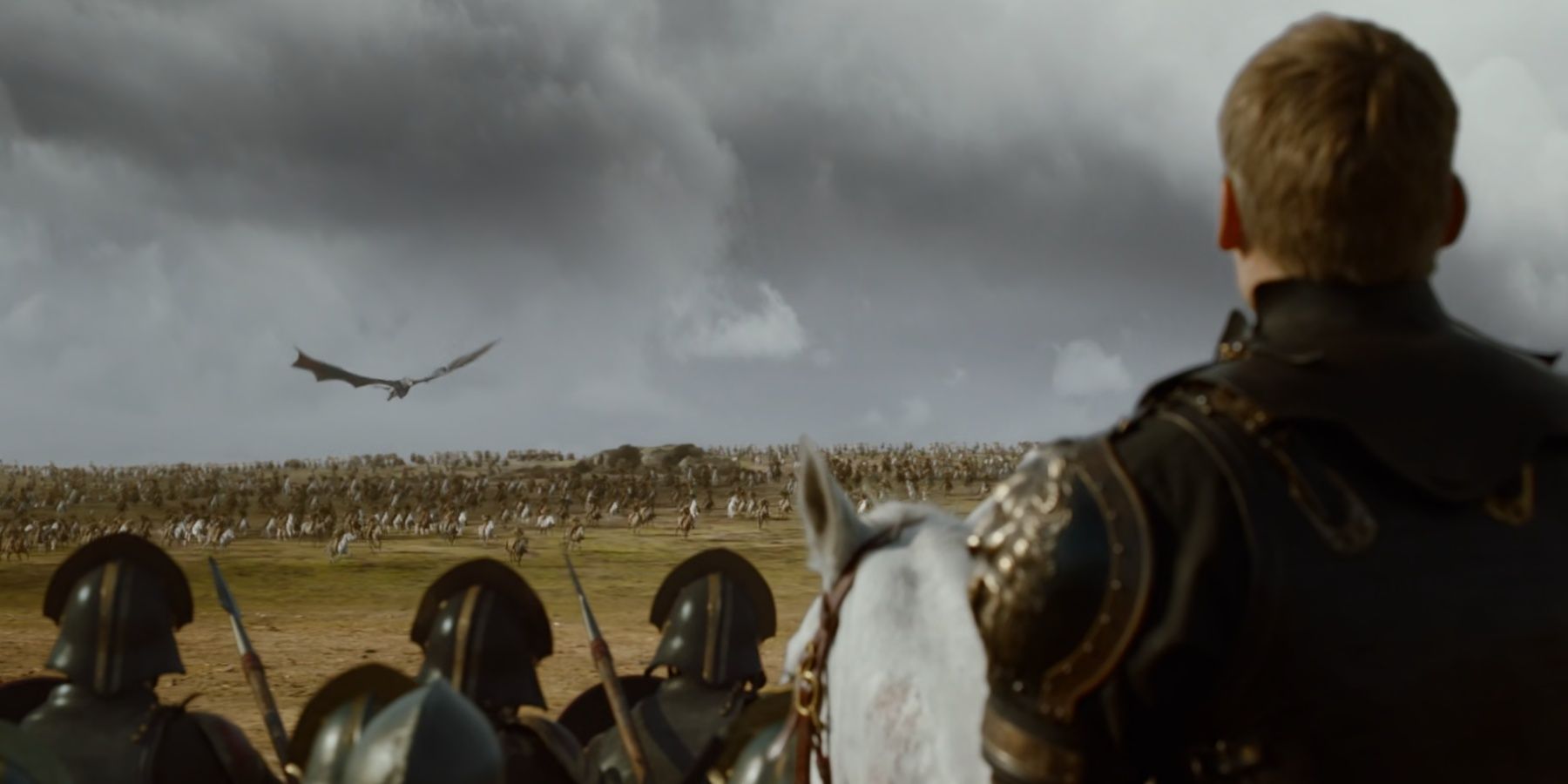 Daenerys no topo de Drogon e sua horda Dothraki emboscam o exército de campo Lannister-Tarly em Game of Thrones.