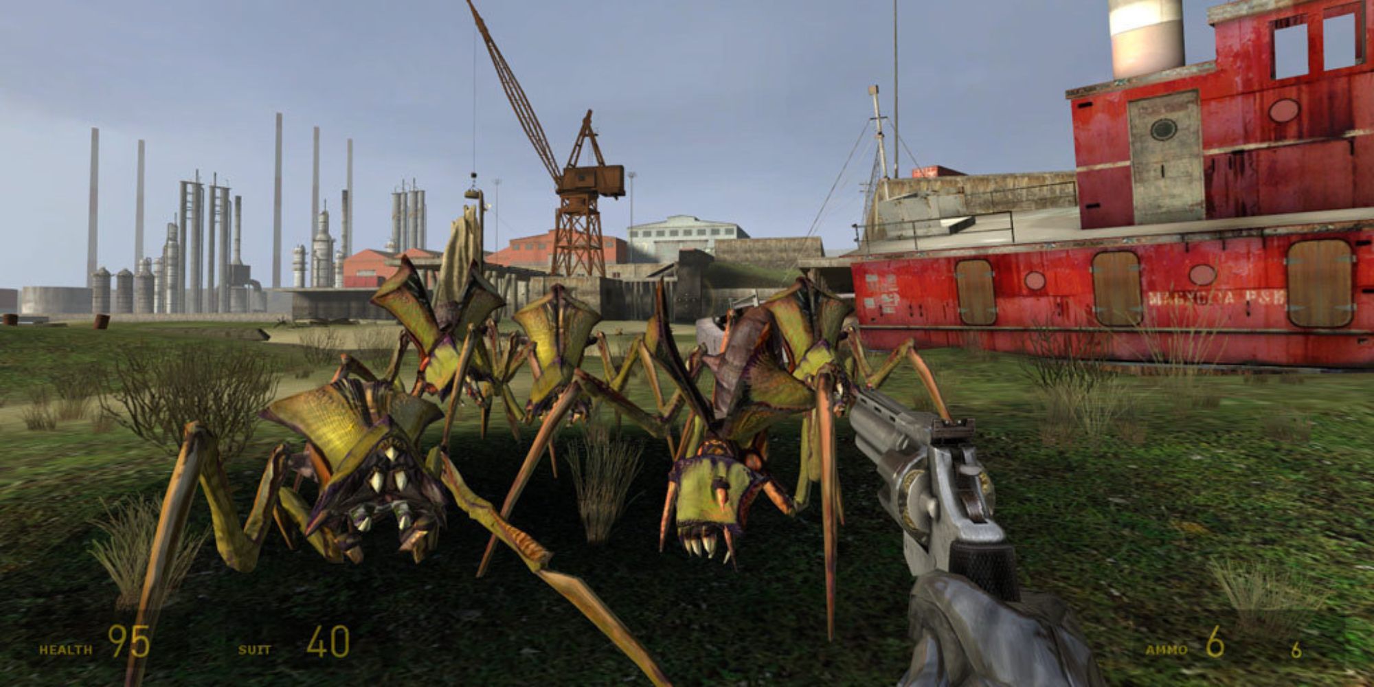 A player getting attacked by aliens in Half-Life 2