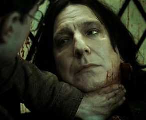 10 Petarung Terbaik di Buku Harry Potter, Peringkat Teratas 12 Snape dying and looking at Harry in Harry Potter