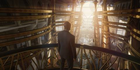 Agent 47 in suit with view in hitman 3