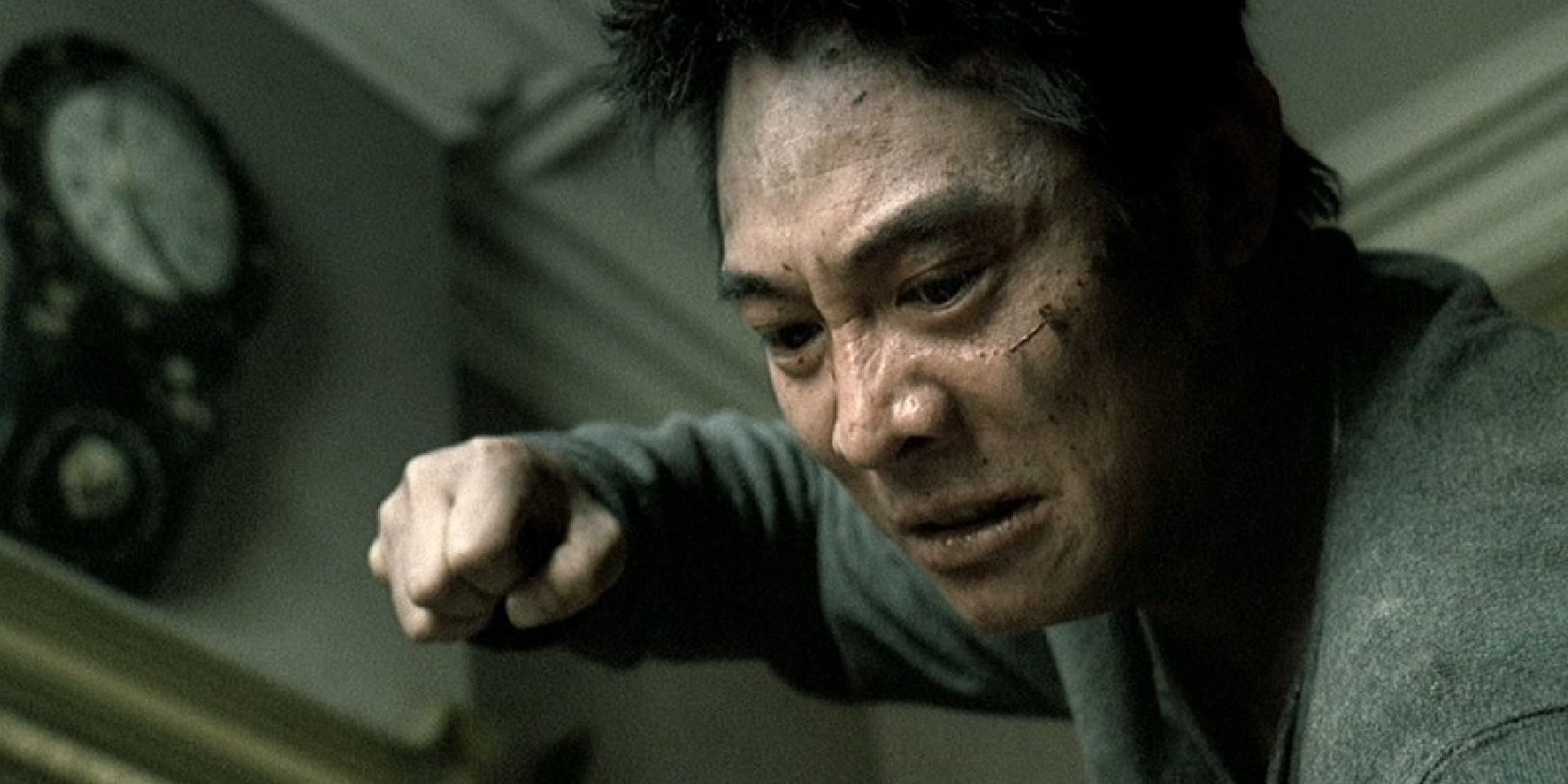 Jet-Li-holds-up-fist-in-Unleashed