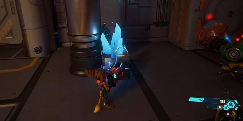 Ratchet looking at Raritanium in Rift Apart