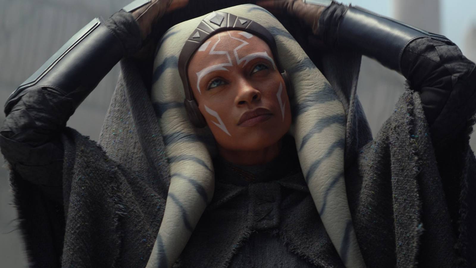 Ahsoka removes her hood in Ahsoka