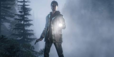 Alan Wake in a light jacket, shining a flashlight against the background of a foggy forest.