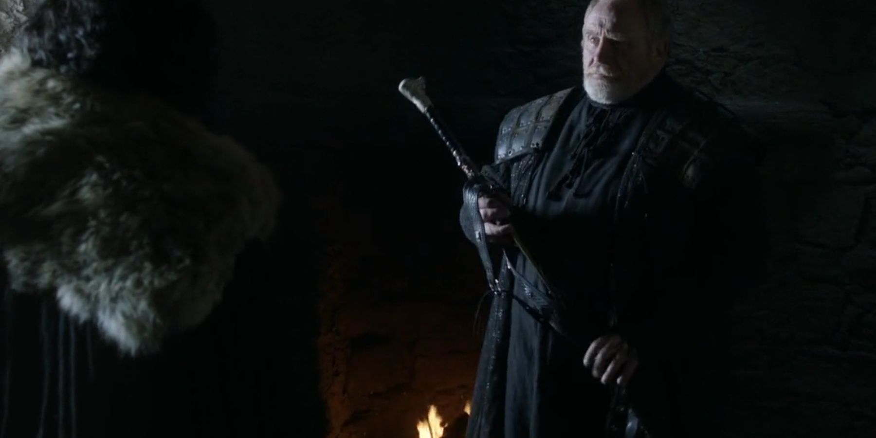 Jeor Mormont le entrega Longclaw a Jon Snow en Juego de Tronos.