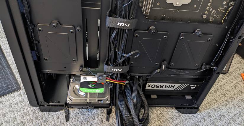 MPG Gungnir 300R Installation Hard Drive