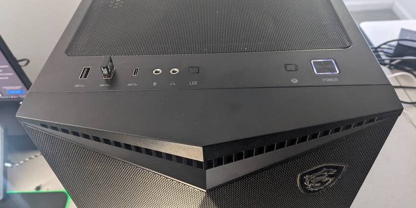 MSI MPG Gungnir 300R Top View