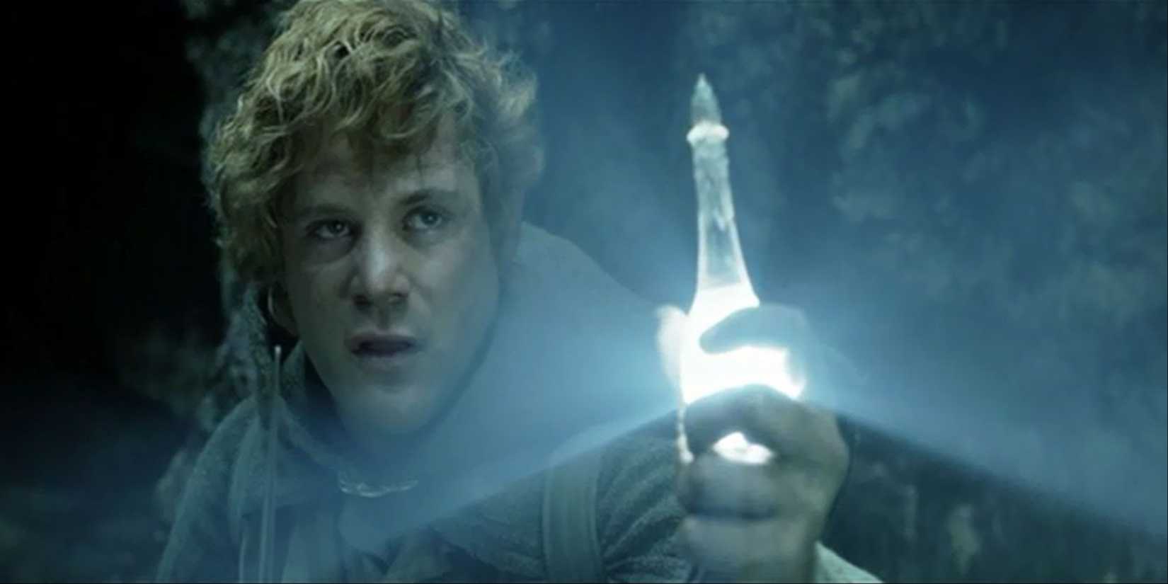 sam holding the phial of galadriel during the shelob fight 