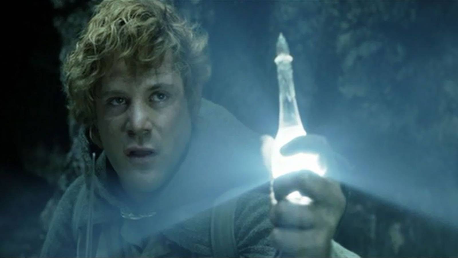 sam holding the phial of galadriel during the shelob fight 