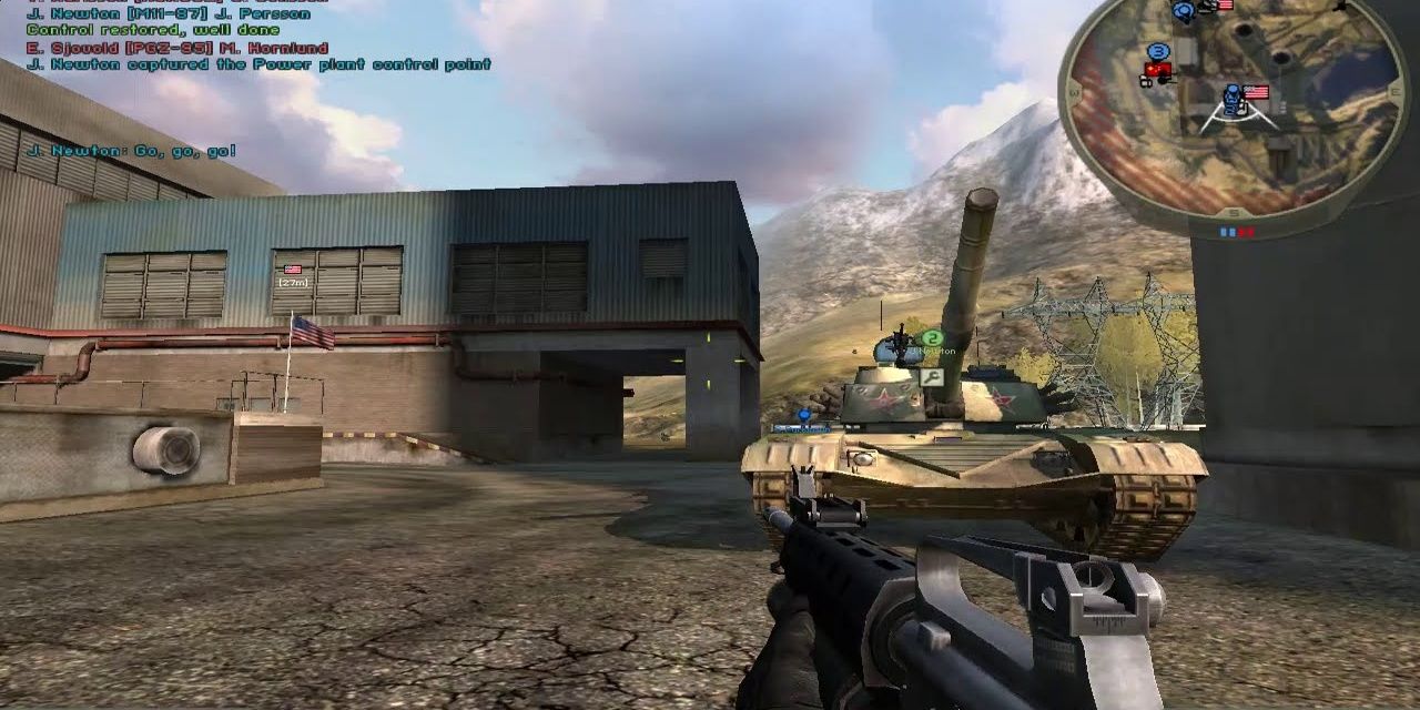 An Image of the player aiming at a building while he is in front of a tanker in Battlefield 2
