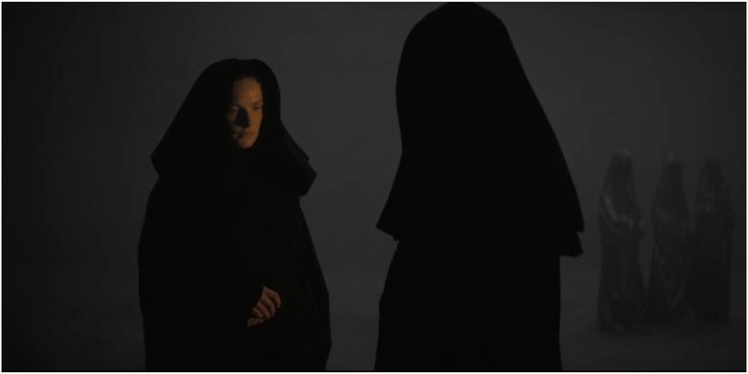 Lady Jessica talking to Gaius Helen Mohiam in Dune. 