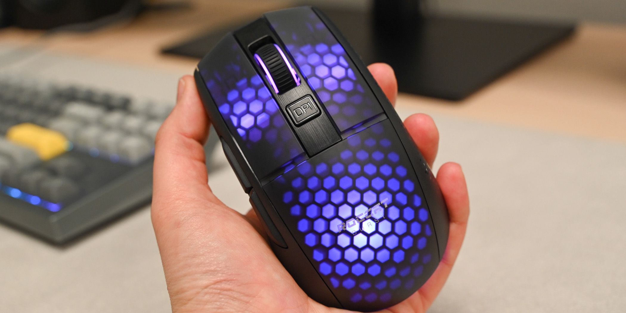Person holding the Roccat Burst Pro Air Mouse-1