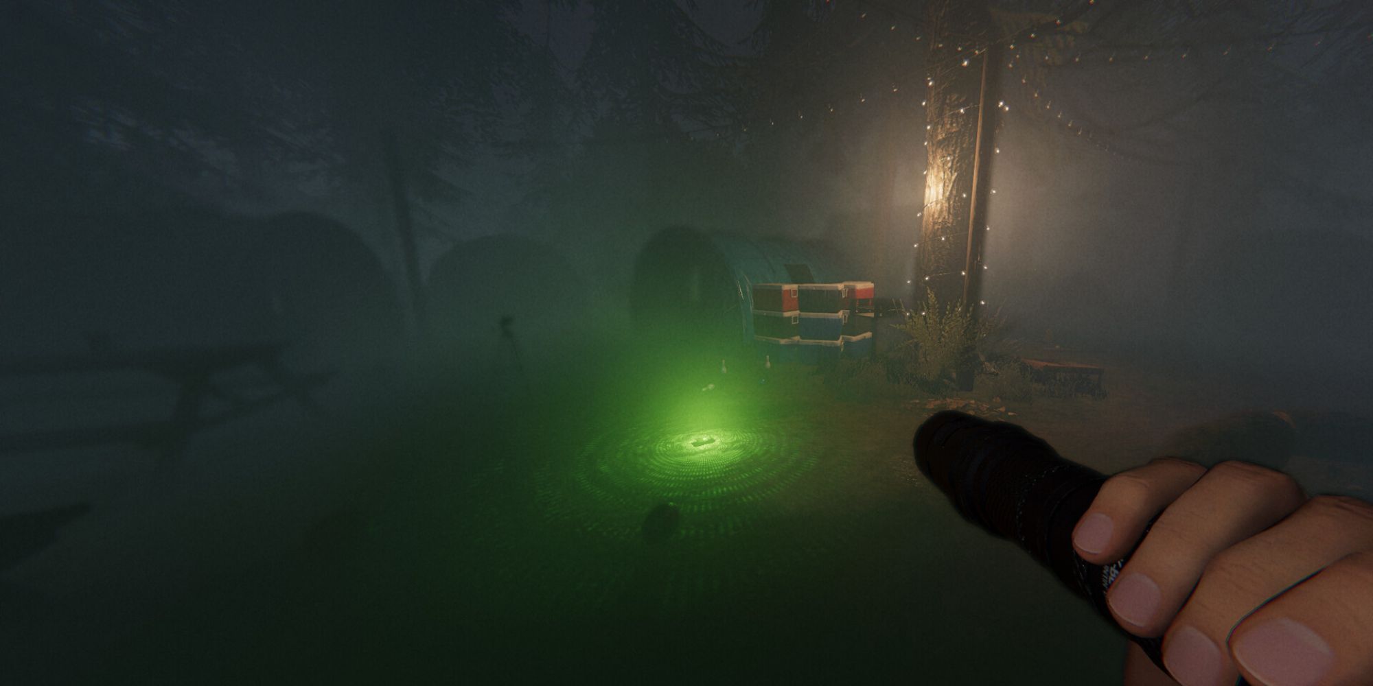 A player looking at a green dot light by a tent in Phasmophobia