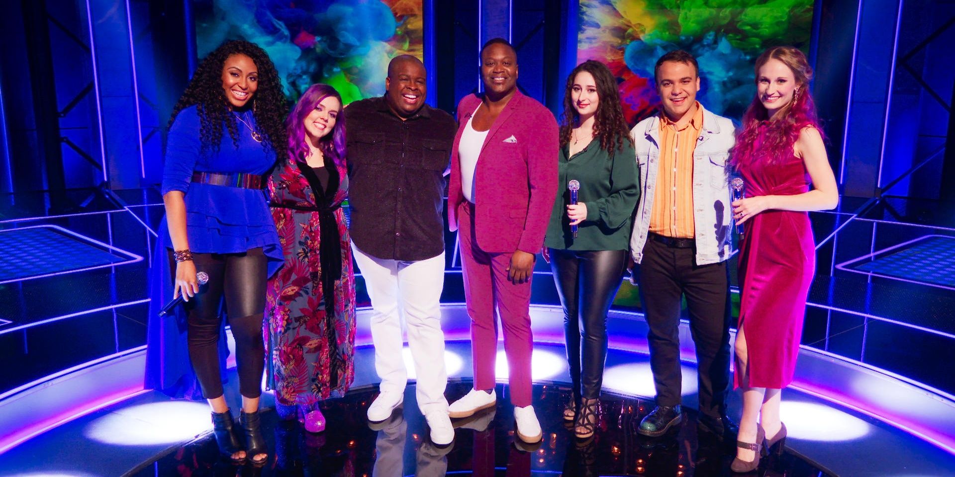 An image of the singers and the host of the show "Sing On!"