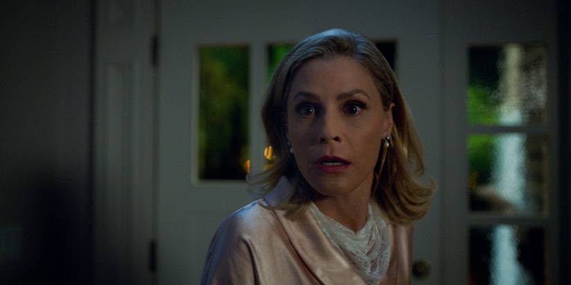 Julie Bowen as Pam in Totally Killer