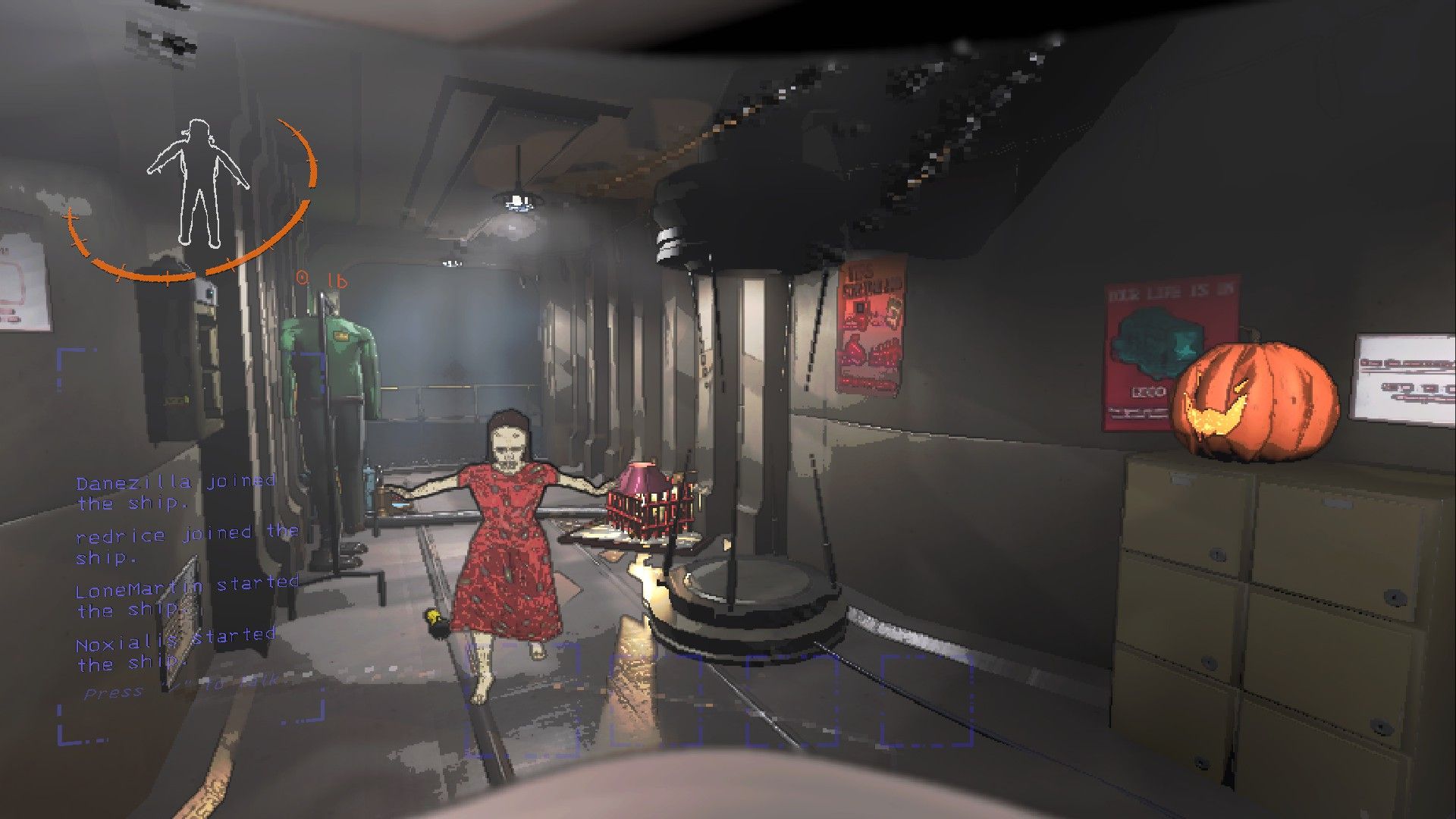 Chica fantasma atacando a un jugador en el barco en Lethal Company