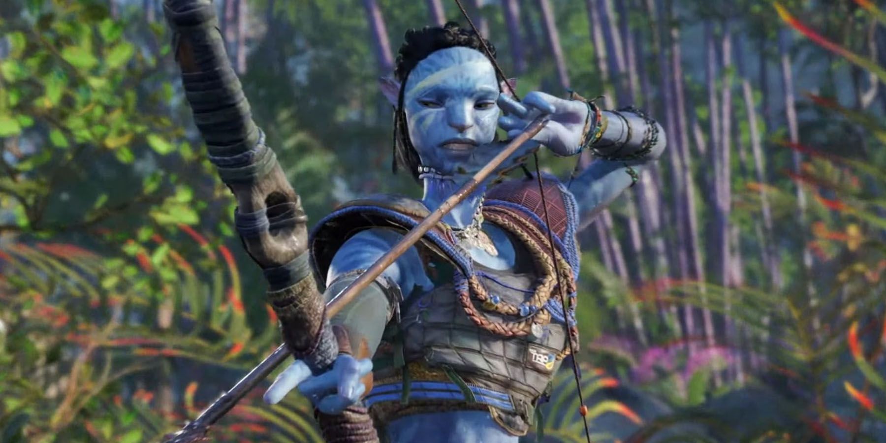 A screenshot of a Na'vi warrior drawing back her bow in Avatar: Frontiers of Pandora.