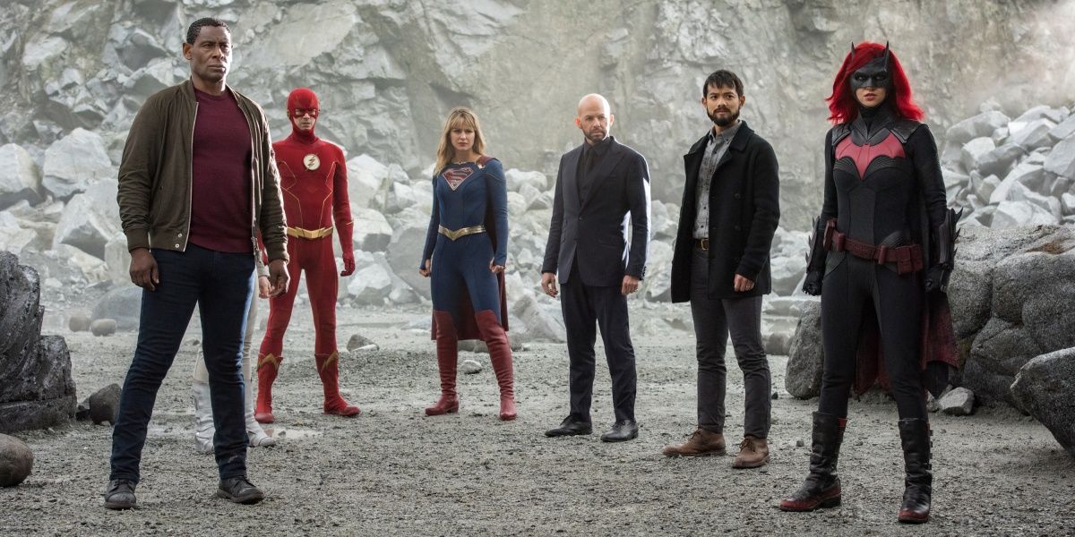 Uma imagem de Flash, Capitã Marvel e outras personalidades firmes