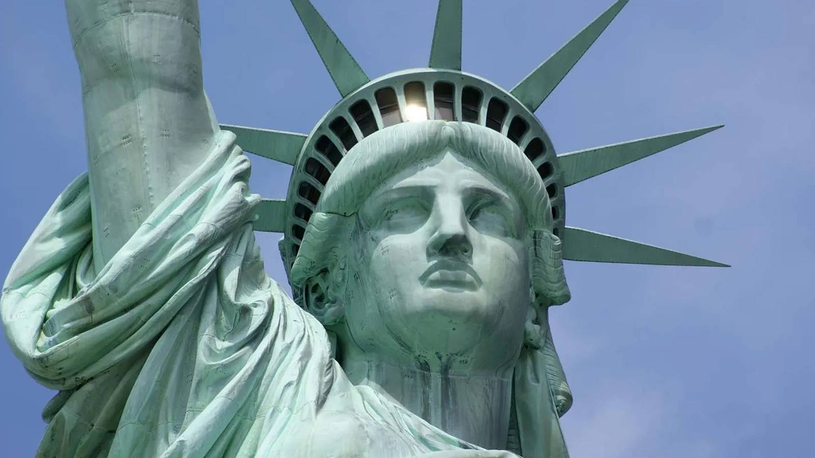 Minecraft Player Creates Statue of Liberty