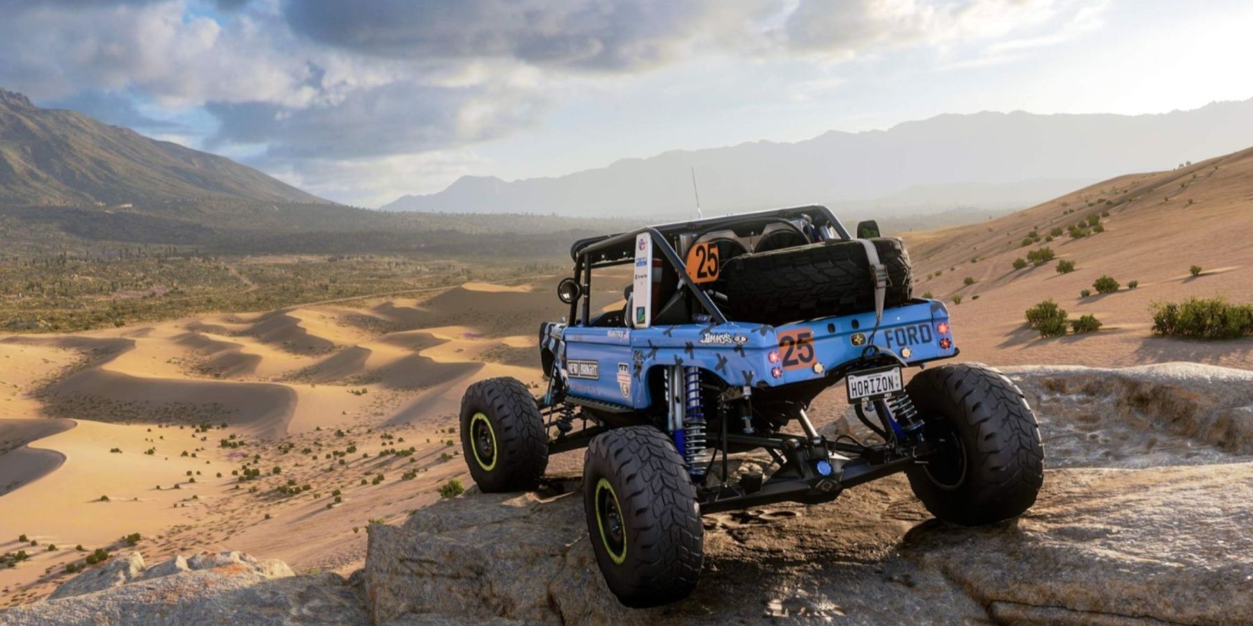 Un buggy corriendo entre rocas hacia un desierto en Forza Horizon 5