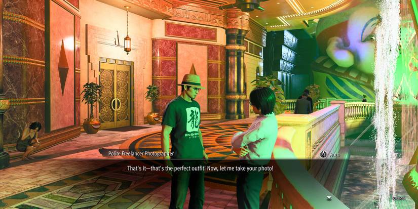 Joryu models for the photographer in Like a Dragon Gaiden.