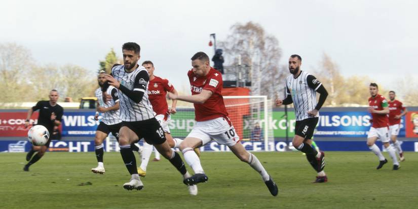 Paul Mullin running in Wrexham v Notts County match.