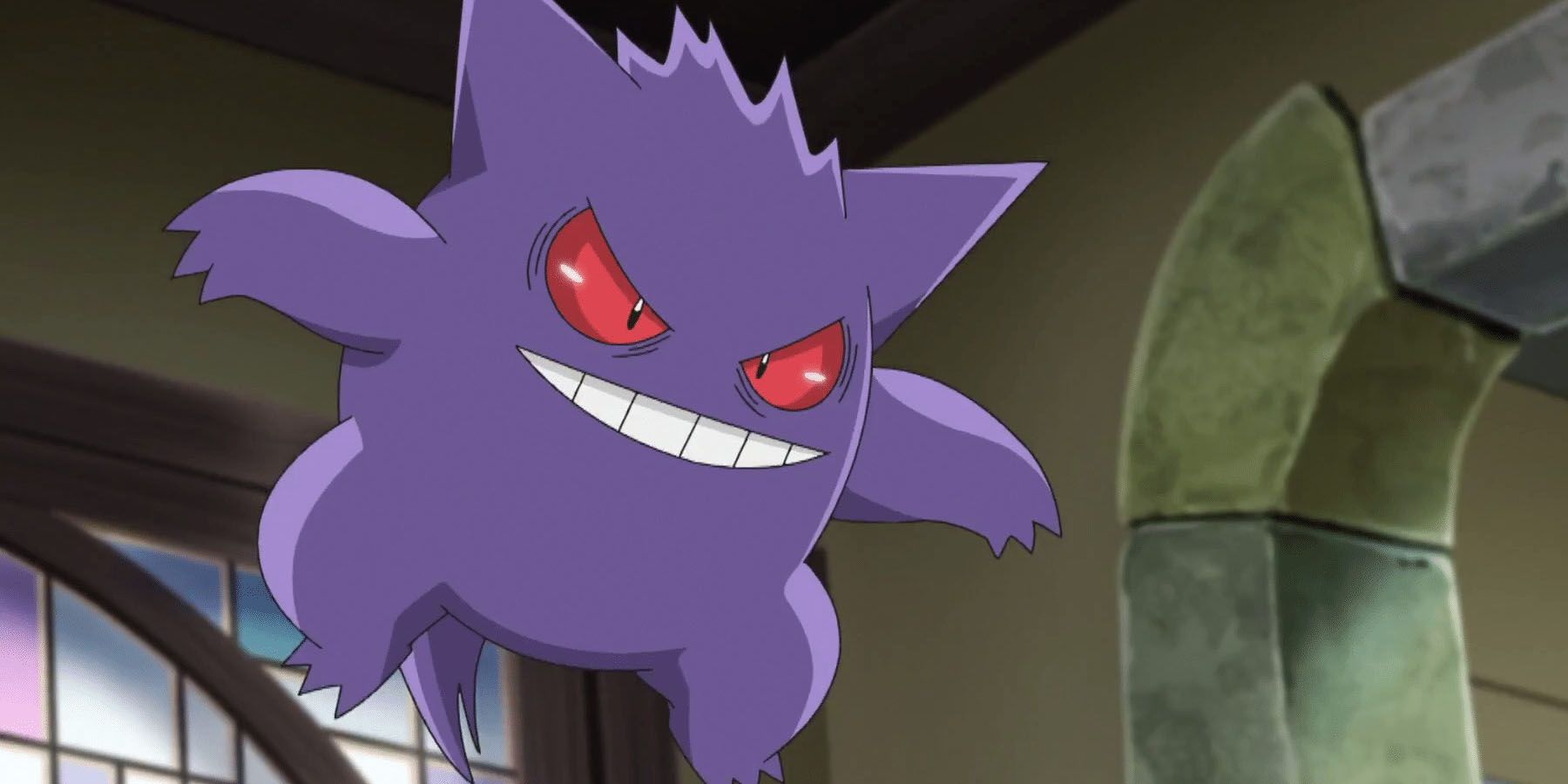 Uma captura de tela de Gengar flutuando em um prédio antigo com uma expressão cansada no anime Pokémon.