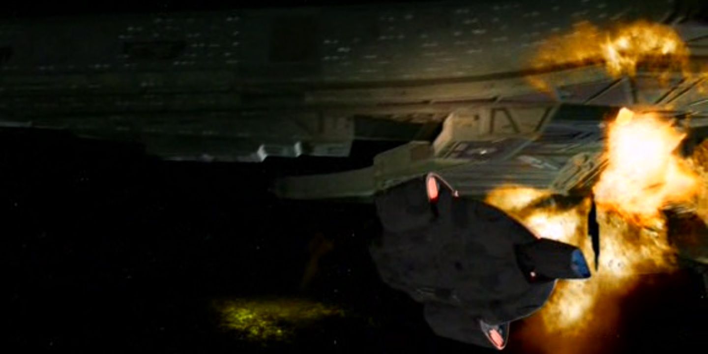 O ISS Defiant ataca a parte inferior de uma enorme nave Klingon.
