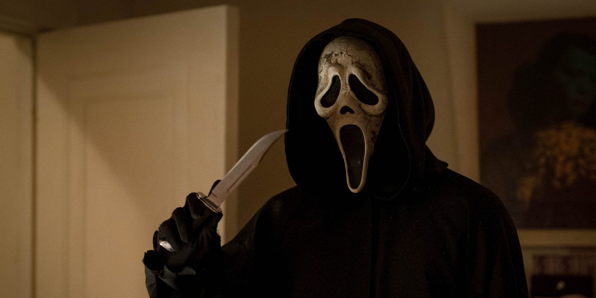 Ghostface holding a knife in Scream