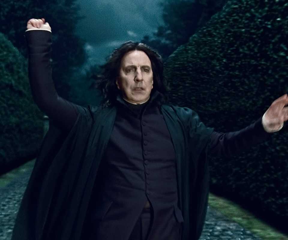 10 Petarung Terbaik di Buku Harry Potter, Peringkat Teratas 9 Alan Rickman's Severus Snape casting a spell in Harry Potter