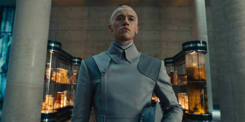 hunger-games-snow-peacekeeper