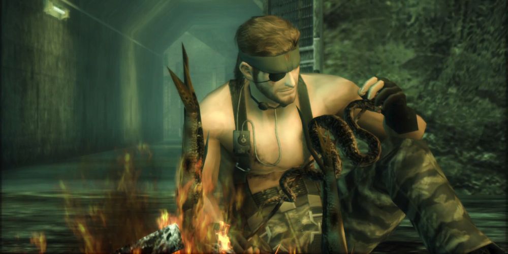 Naked Snake comendo uma cobra em uma fogueira, como visto em Metal Gear Solid 3: Snake Eater.