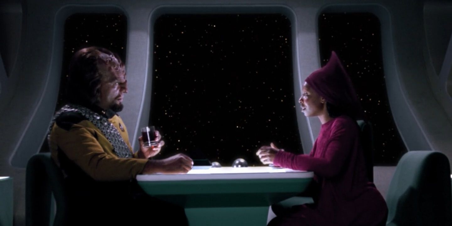 Worf e Guinan discutem os méritos do suco de ameixa a bordo da Starship Enterprise.