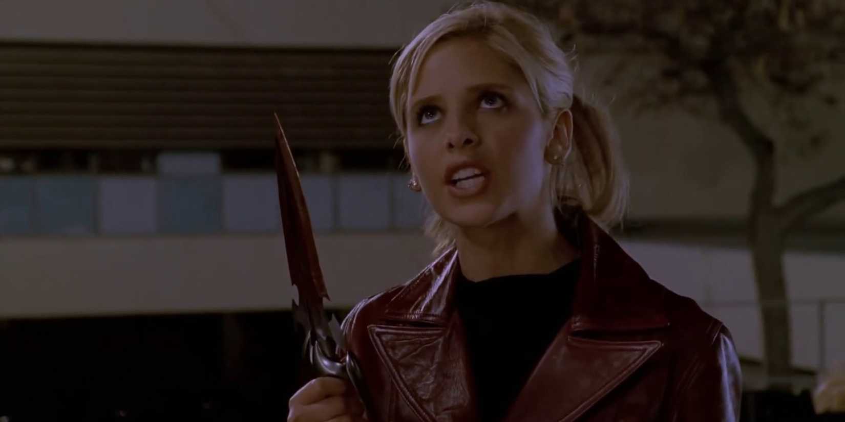 Buffy Summers (Sarah Michelle Gellar) holding a knife in Buffy The Vampire Slayer