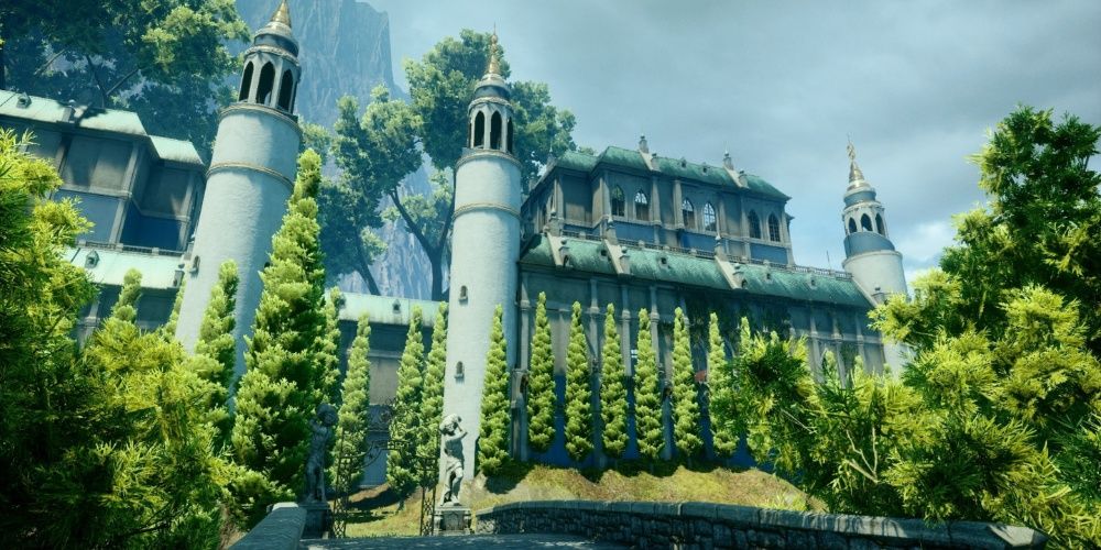 Chateau d'Onterre, a beautiful and idyllic castle surrounded by trees and greenery, in Dragon Age Inquisition