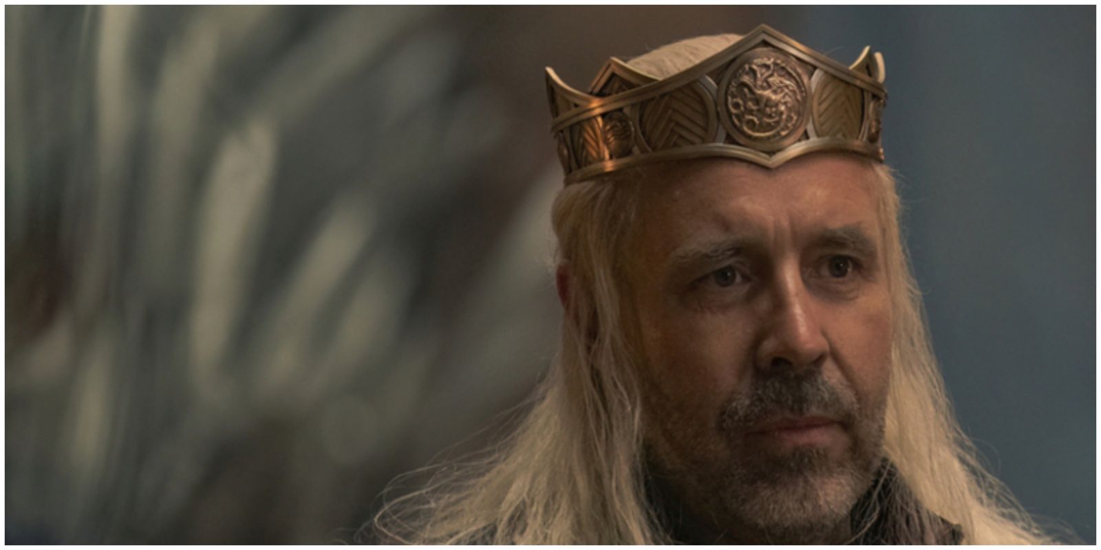 Viserys usa a coroa de Jaehaerys I Targaryen em House of the Dragon.