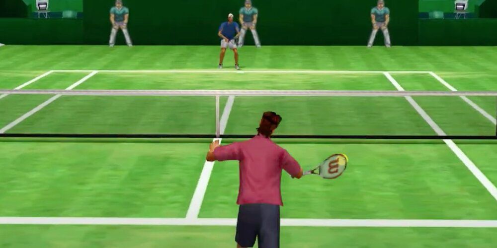 Joueurs de tennis ralliant la balle sur un court 