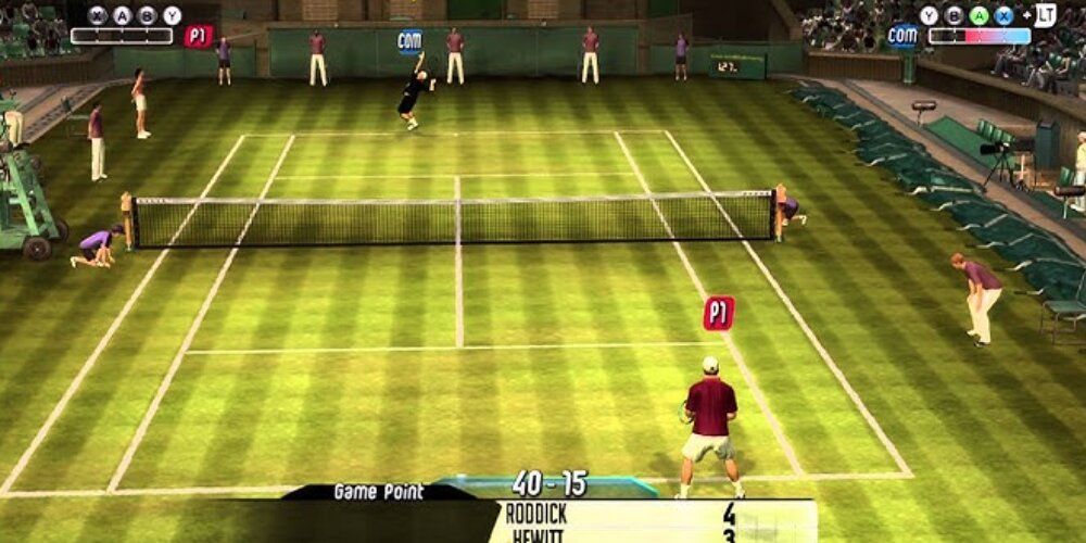 Deux joueurs se rassemblant sur un court de tennis
