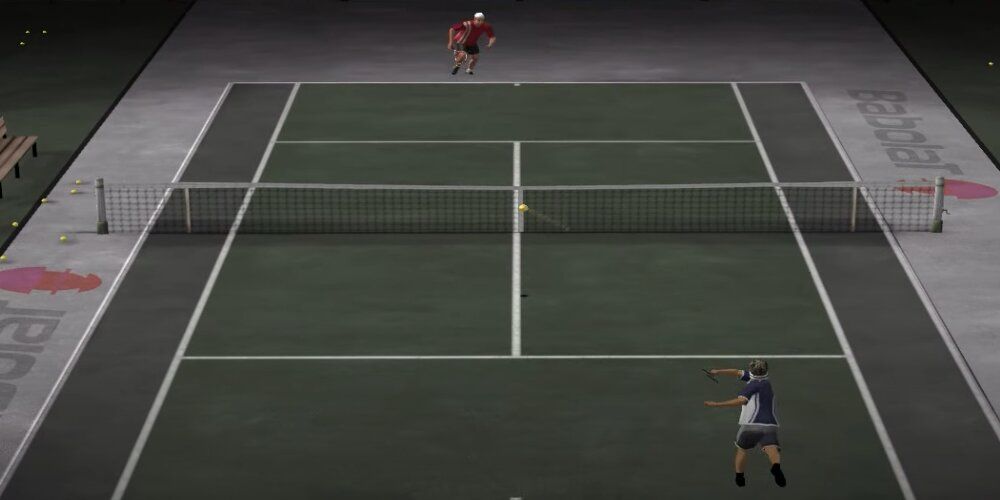 Deux joueurs ralliant une balle sur un court de tennis 