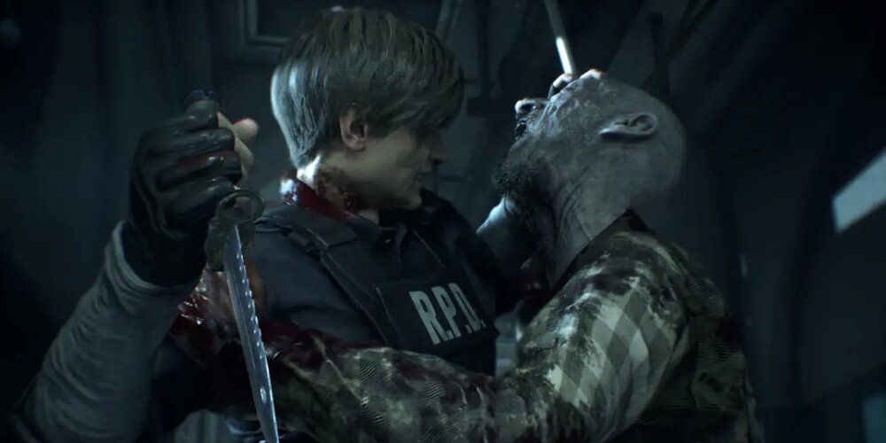 Leon using a knife to escape on a zombie 