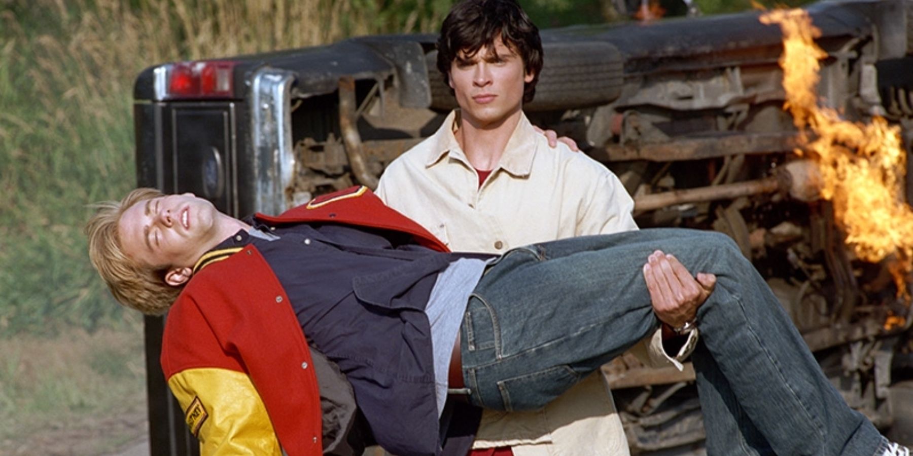 Clark Kent (Tom Welling) holding a teenager in Smallville