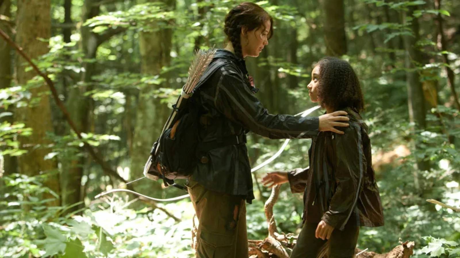 Katniss (Jennifer Lawrence) and Rue (Amandla Sternberg) in The Hunger Games