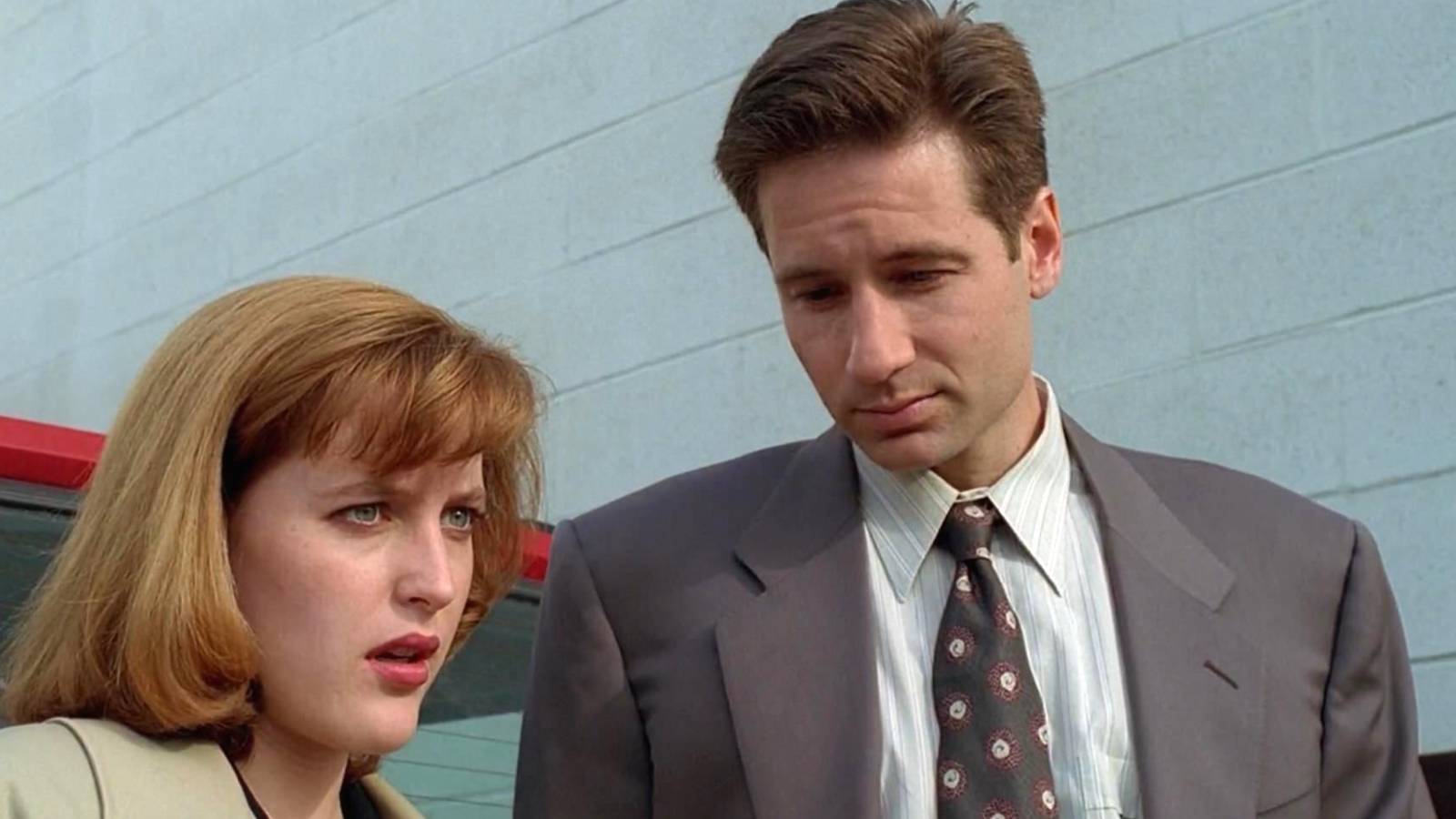 Scully (Gillian Anderson) and Mulder (David Duchovny) in The X-Files