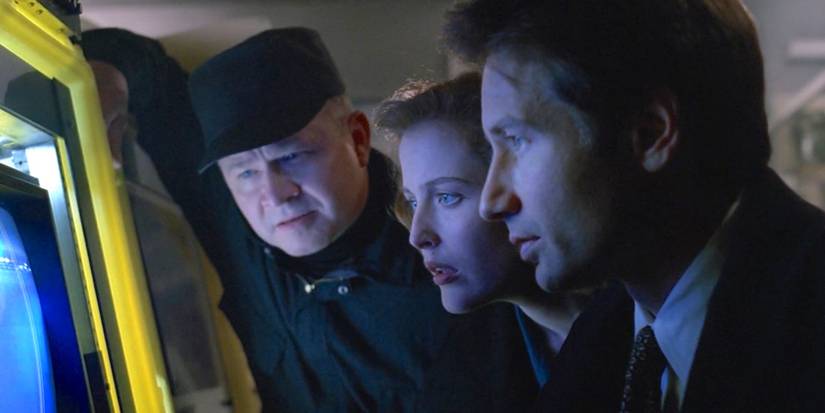 Scully (Gillian Anderson) and Mulder (David Duchovny) in The X-Files