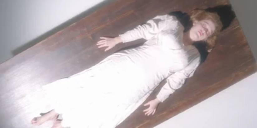 Scully (Gillian Anderson) unconscious in The X-Files