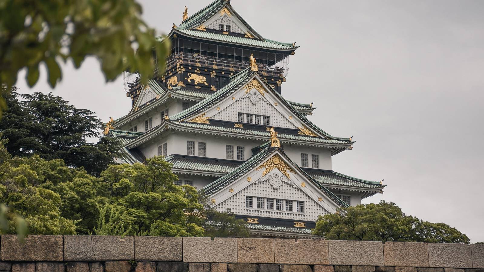 Palworld Player Creates Japanese-inspired Castles 