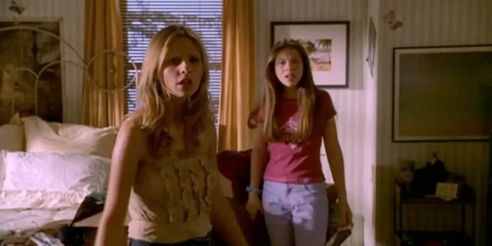 Buffy Summers (Sarah Michelle Gellar) and Dawn (Michelle Tratchenberg) in Buffy The Vampire Slayer