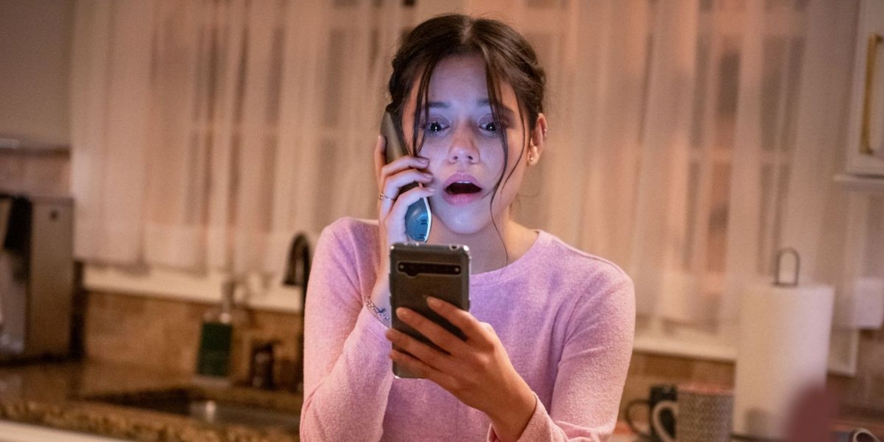 Tara Carpenter (Jenna Ortega) looking at her phone in Scream (2022)